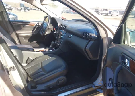 2005 Mercedes-Benz C 240 Luxury 4Matic z USA, uszkodzony, nr VIN WDBRH81J45F600478